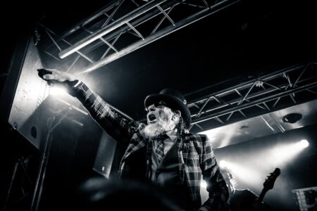 Empecé en la música casi sin darme cuenta: fotografía de concierto y trabajo con salas y bandas.