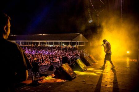 Empecé en la música casi sin darme cuenta: primero desde la fotografía de conciertos, luego trabajan.