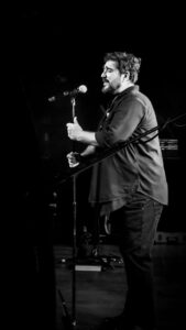 Empecé en la música casi sin darme cuenta: primero desde la fotografía de conciertos, luego trabajan.